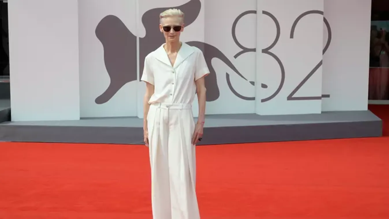 Pikáns művészet: Tilda Swinton alvása kiállítási tárgy lett, aki 40 felett is bátran vetkőzött