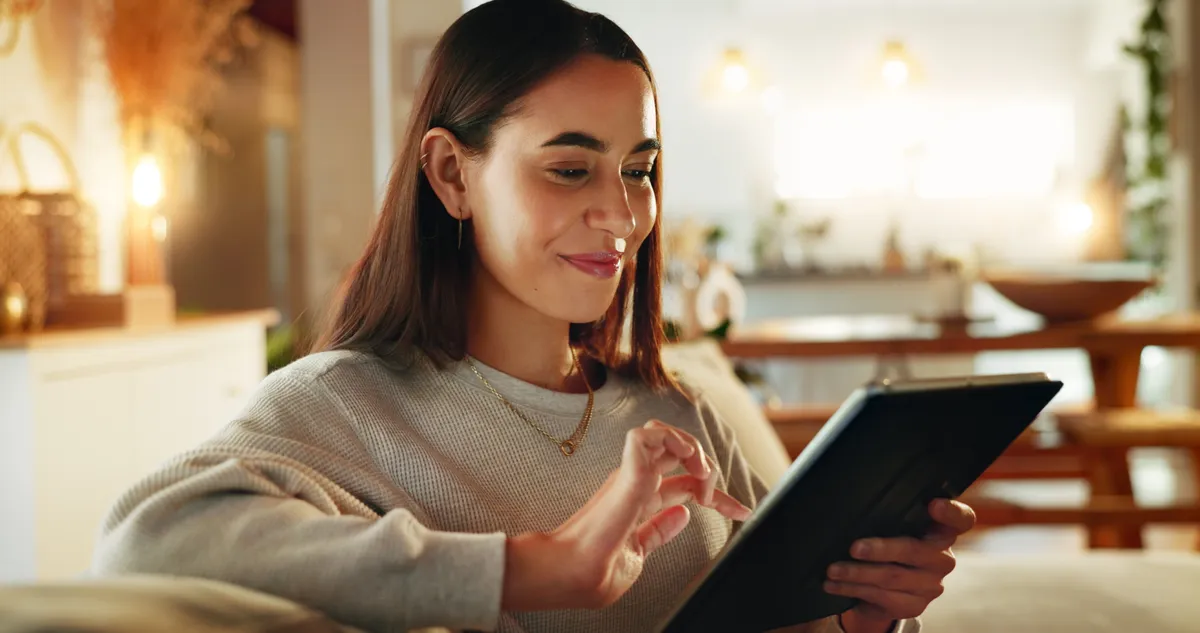 Személyiségtesztet kitöltő fiatal nő