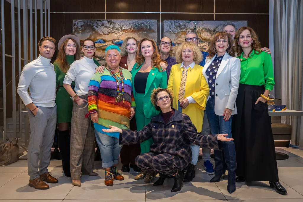 20251125 Budapest 
A Naptárlányok című színdarab sajtótájékoztatója 
A képen: Varga Ádám, Gáspár Kata, Falusi Mariann, Dobó Kata, Peller Anna, Lévay Viktória, Bánsági Ildikó, Tóth Enikő, Szőlőskei Tímea, Horváth Lili Kerekes József, Bank Tamás és Barabás 