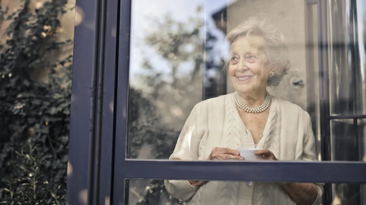 Idős, 101 éves kora ellenére sem akar leállni a munkával. F