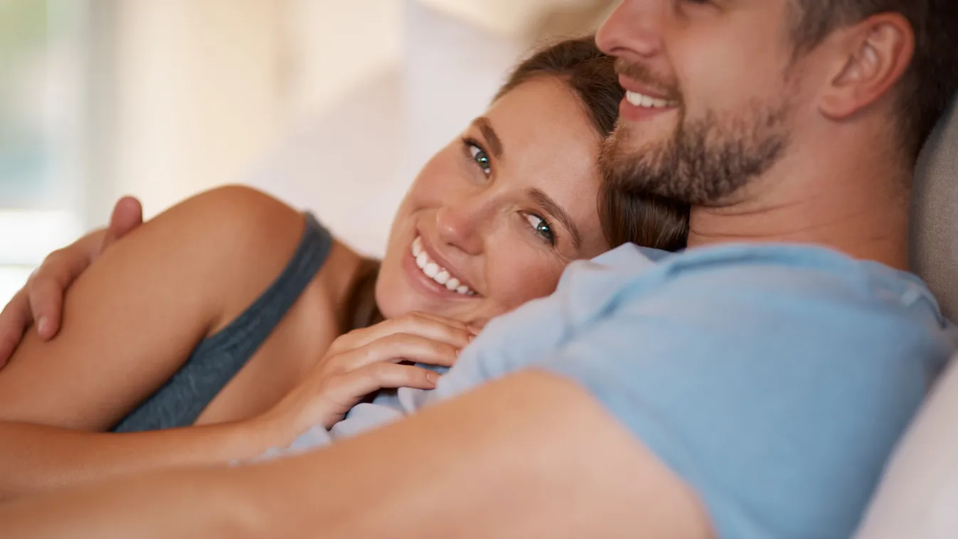 Egészséges párkapcsolatban élő férfi és nő az ágyban összebújva