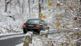 Autósok, vigyázat: heves havazás miatt életveszélyessé válhatnak az utak