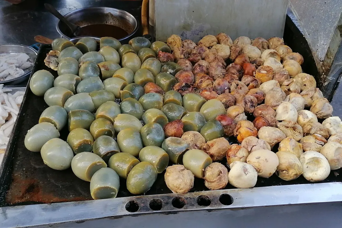 Kína legszebb helyeinek egyike: szőrös tojások egy kínai árusnál.