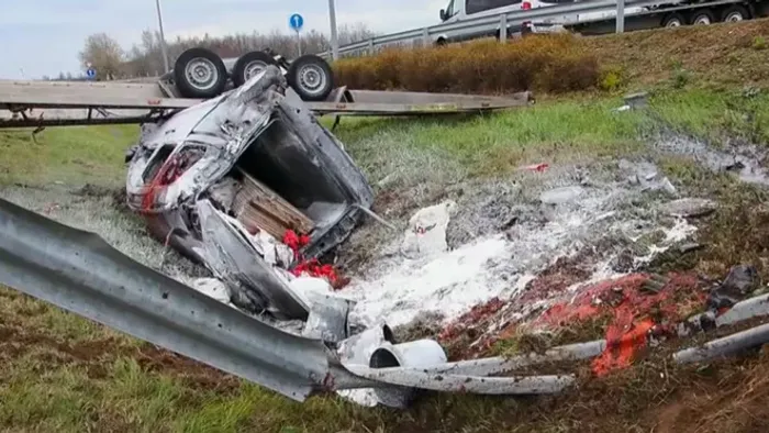 Autókat szállító tréler borult fel az M5-ösön