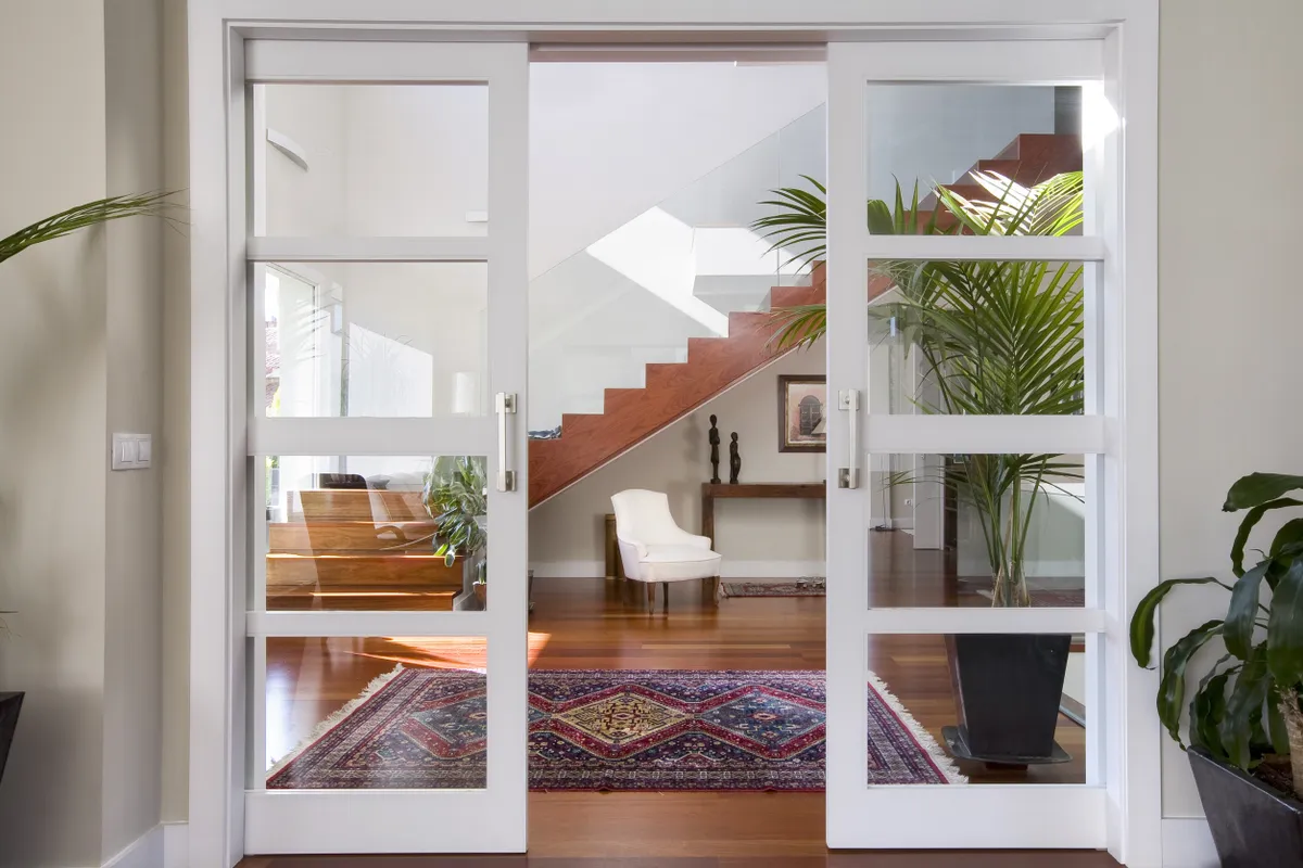 Fehér tolóajtó egy modern lakásban