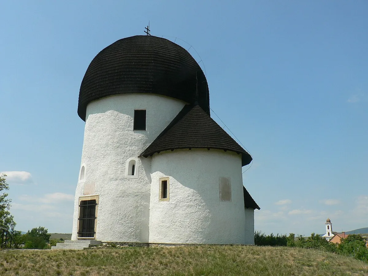Az ösküi körtemplomalig öt percre van autóval Várpalotától