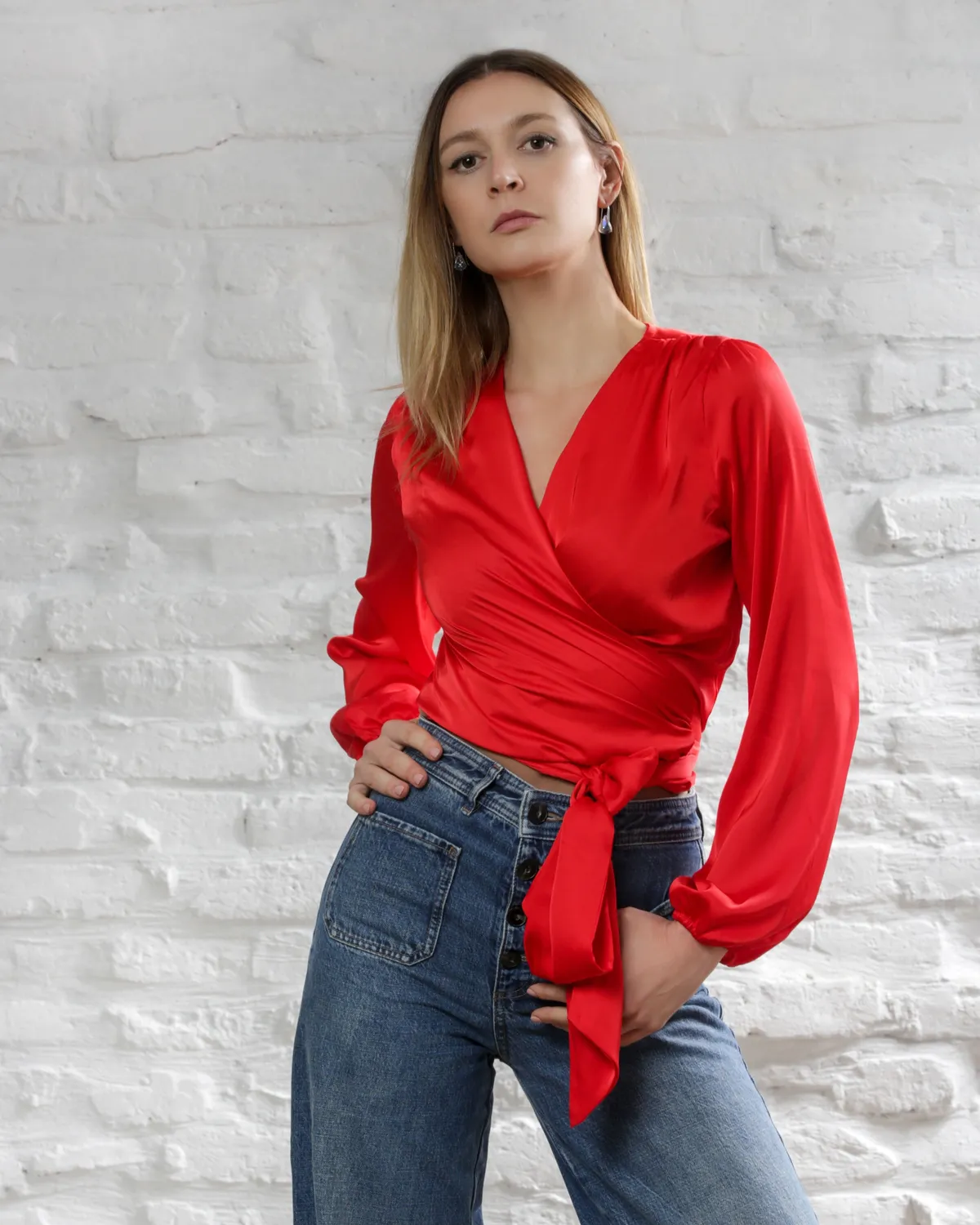 Farmer és piros átlapólós selyemblúz