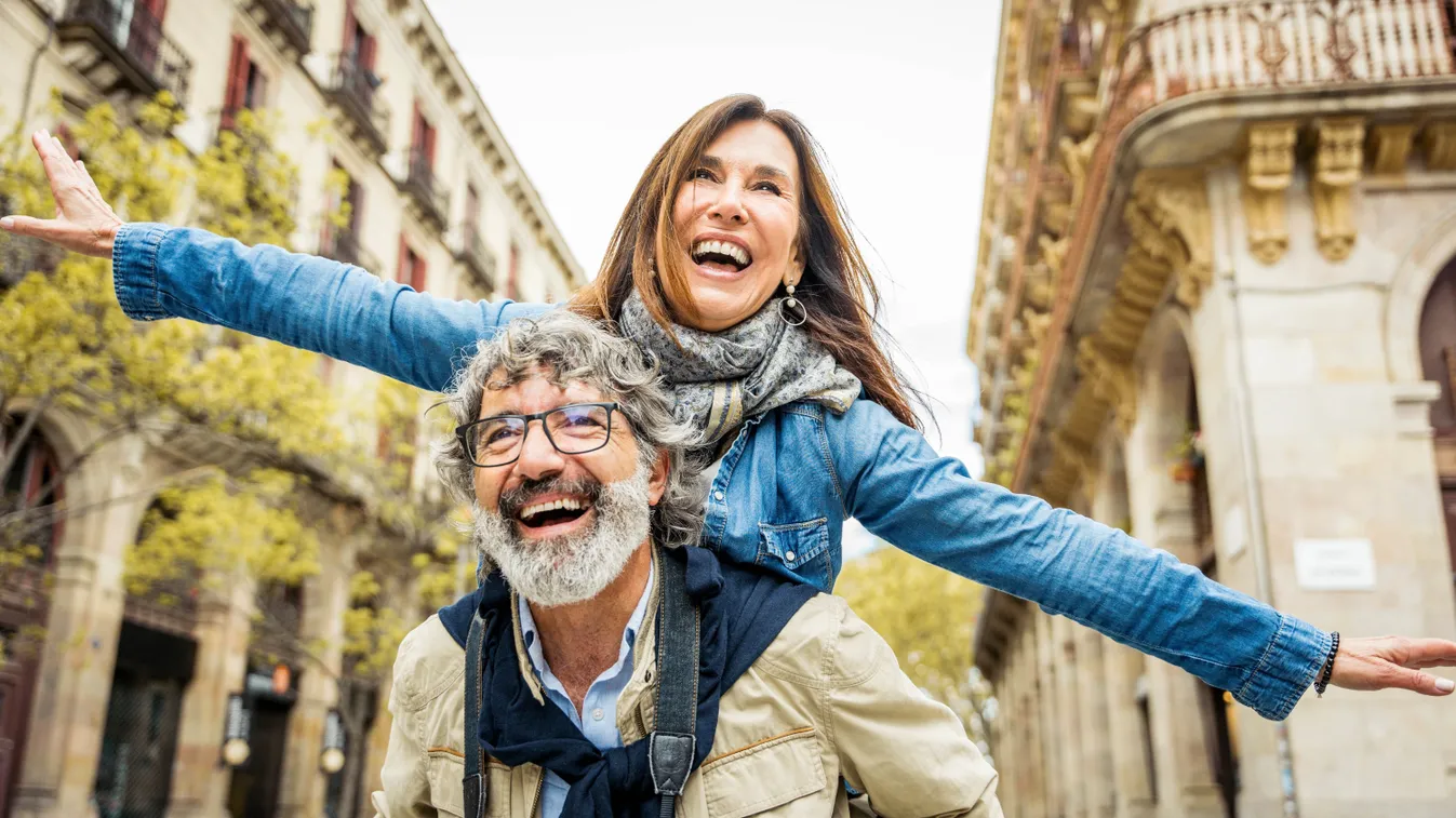 Fiatalos megjelenésű középkorú házaspár élvezi az életet