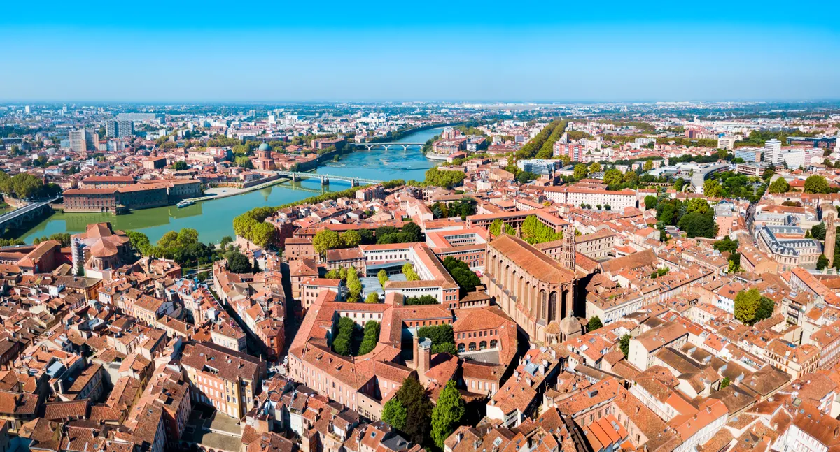 Toulouse a Garonne-folyó partján fekszik