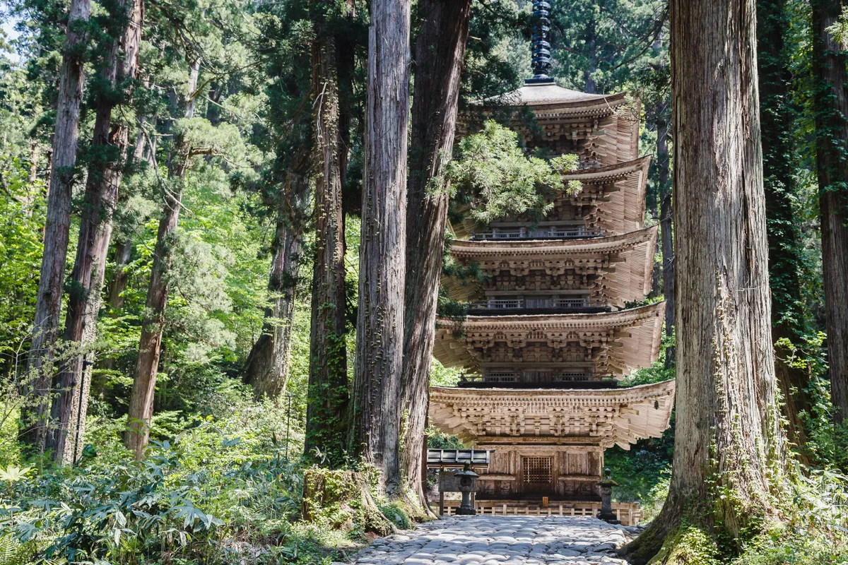 szentély a Tsuruoka közeli erdőben. 