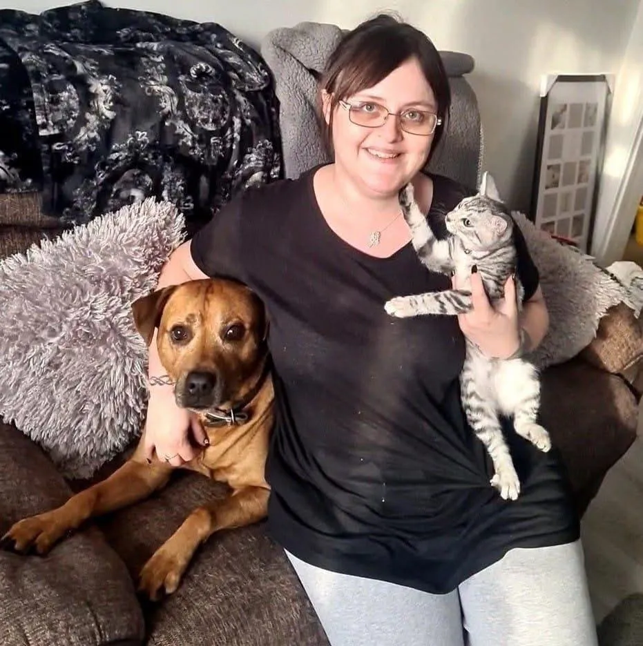 Woman, 30, fundraises to tick off bucket list after devastating cancer diagnosis