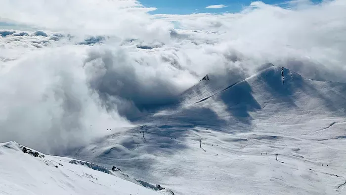 Lavina temetett alá nyolc síelőt Ausztriában
