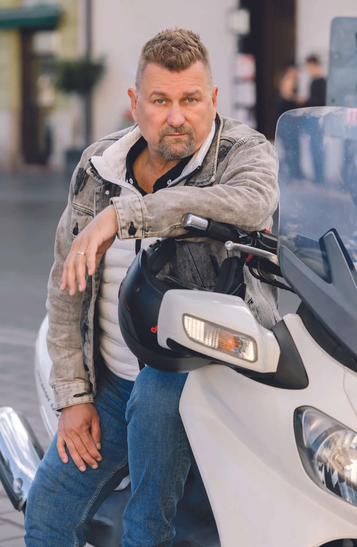 Szívesen osztja meg gondolatait a feleségével