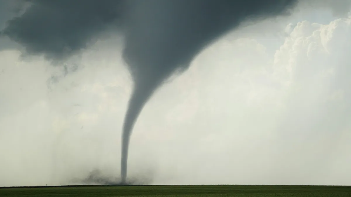 Pusztító tornádó miatt sérült meg több száz ember.