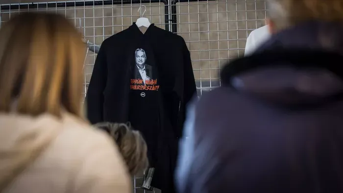 Újabb harc indult az ikonikussá vált Orbán-pulcsikért