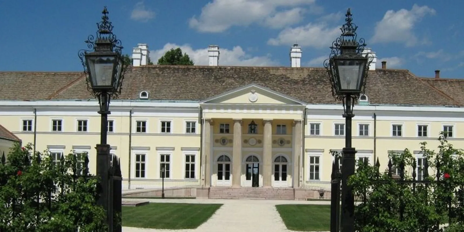 Gyönyörű kastély és Marsot idéző bauxitbánya – Programajánló