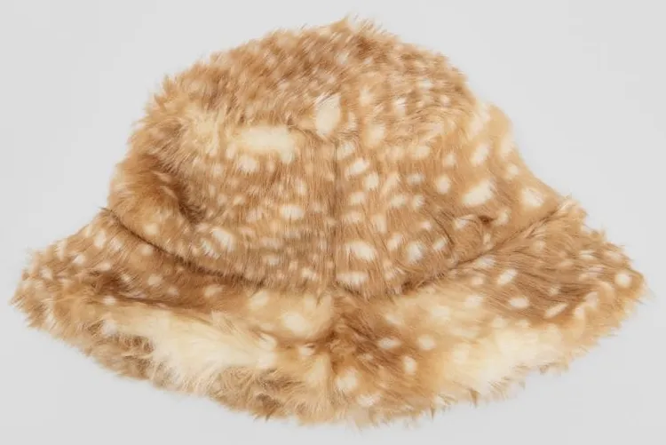 50 feletti alapdarab: műszőrme kalap.