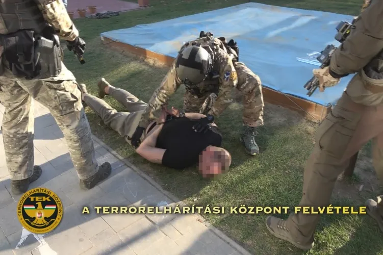 A vizsgálat jelenleg is folyik az óvoda udvarára késsel bemászó férfi ellen.