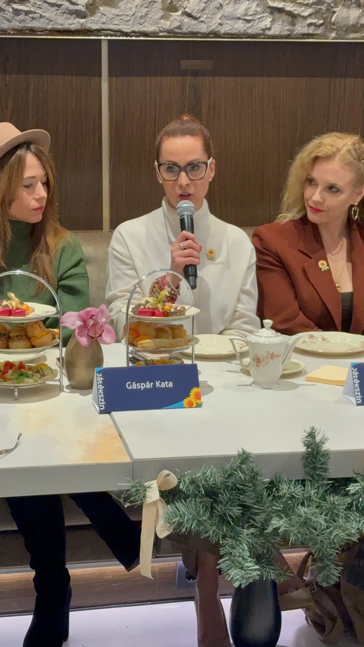 Dobó Kata, Peller Anna és Gáspár Kata először játszanak együtt, de máris mintha igazi barátnők lennének.