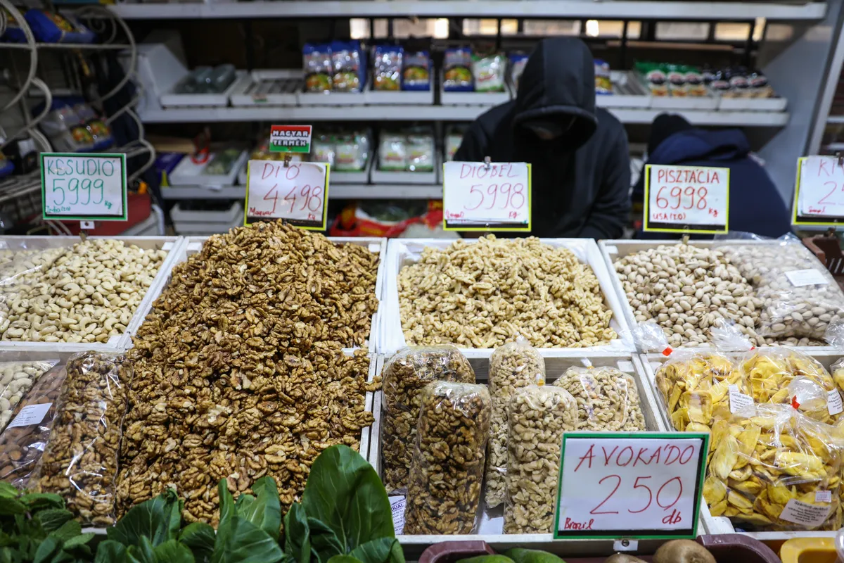 2025.11.28.Így készül a piac a karácsonyra_Vámház körúti Nagycsarnok