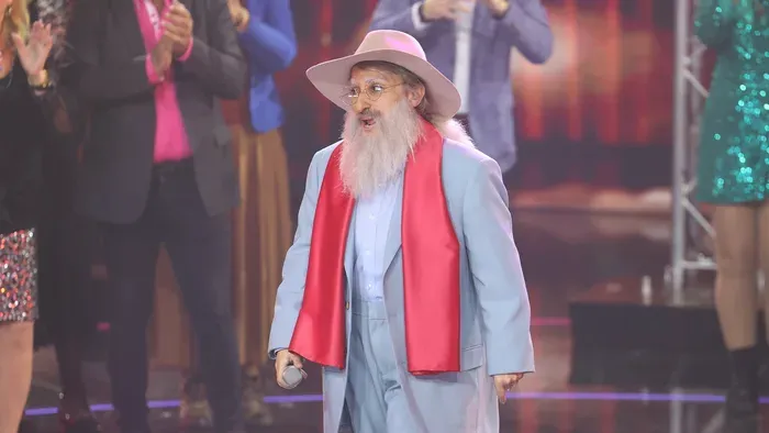 Nótár Mary az Apostol együttes énekeseként, azaz Meződi Józsefként dalolt. 