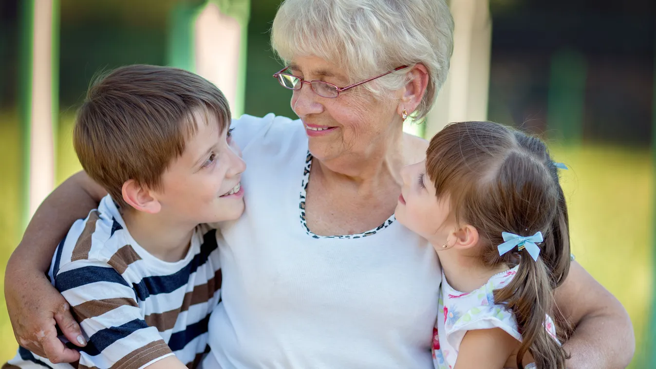 Nagyszülő az unokáival