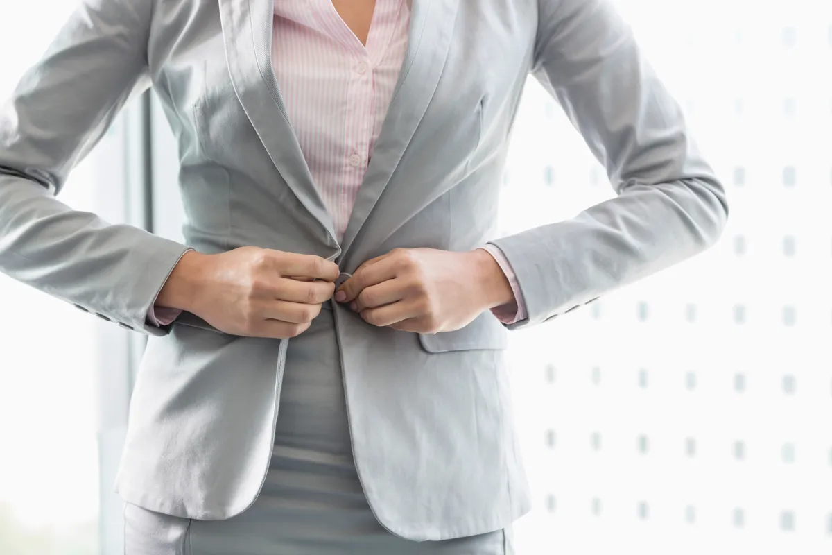 Egy jó méretű női zakó az irodai öltözködés alapja.