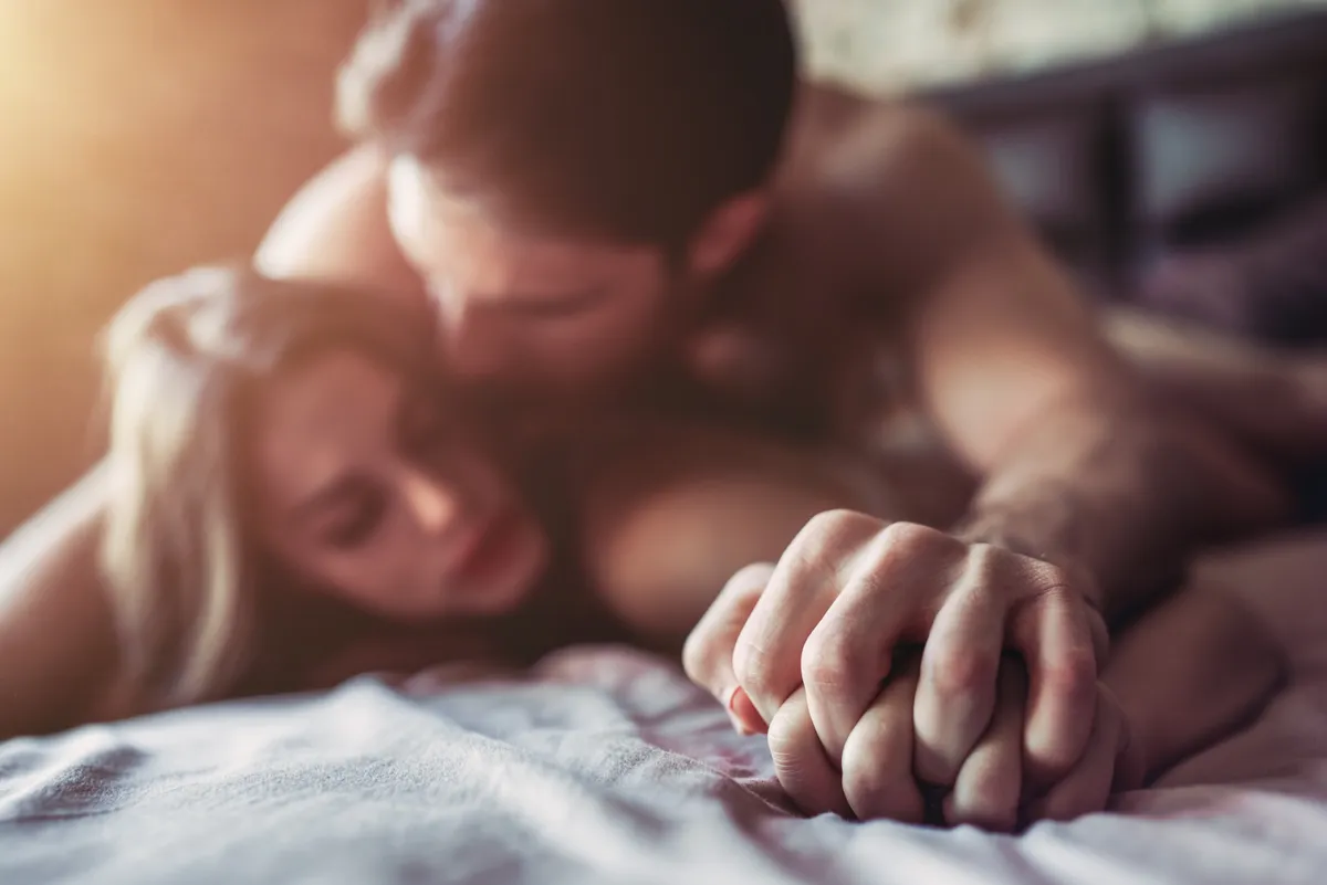 Egy pár épp szerelmeskedik a nő épp megjátssza az orgazmust