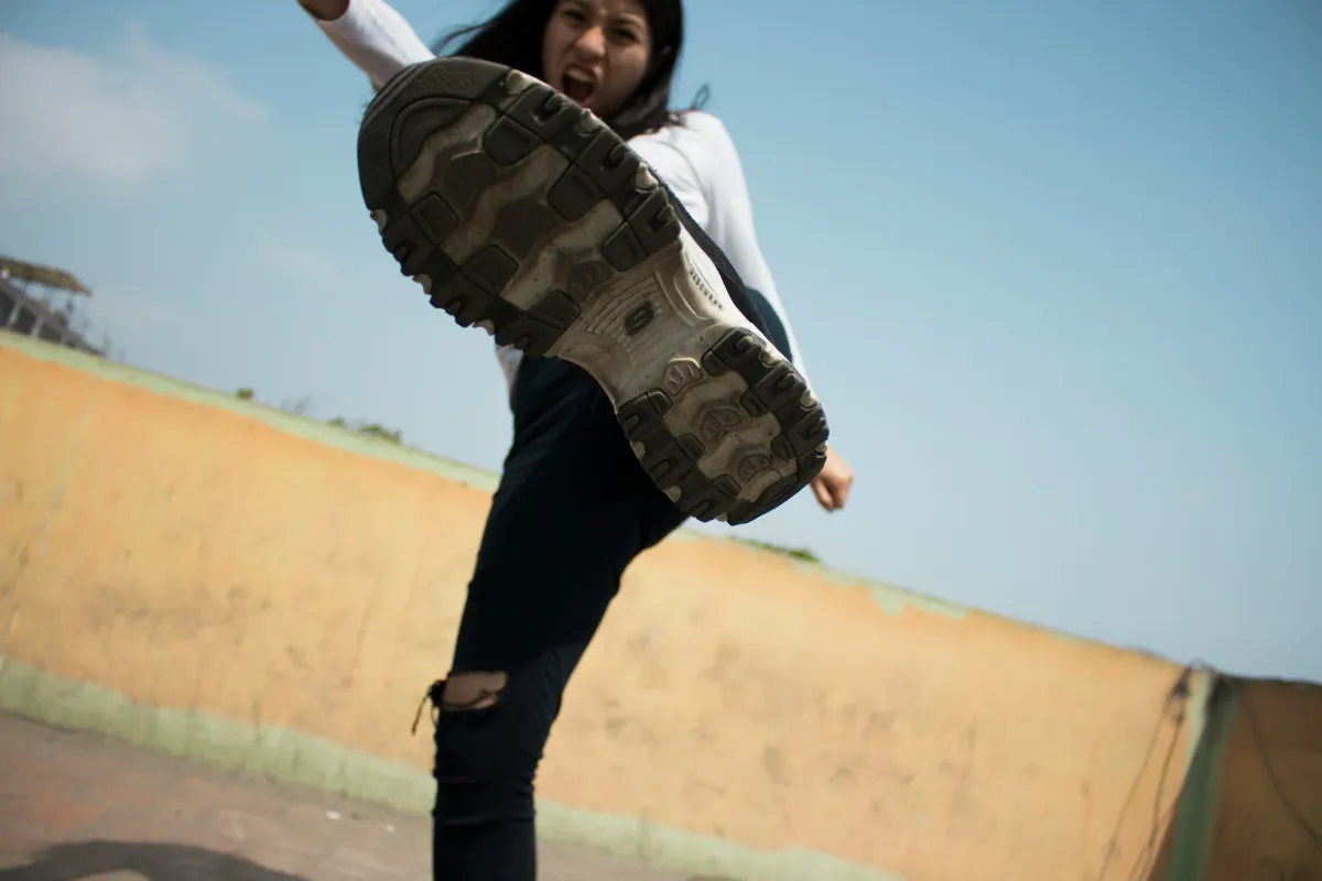 Maszkos tinédzserek sportot űznek egy rendkívül veszélyes trendből - bejárati ajtókat rugdosnak, majd elmenekülnek a helyszínről.