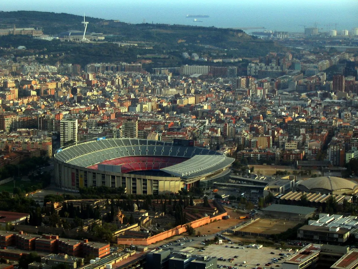 Barcelona látképe a Camp Nou stadionnal