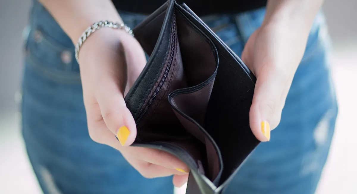 Spórolásra képtelen nő üres pénztárcája