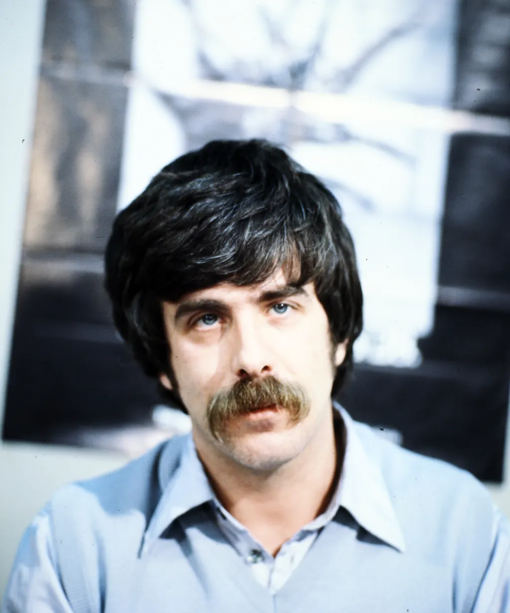 Déri János 41 évesen, 1992-ben hunyt el. A műsorvezető nevéhez a nyolcvanas években olyan sikeres tévés produkcióik fűződtek, mint az Ez + Az és a Nulladik típusú találkozások. Halála előtt néhány nappal azt mondta, hogy három év múlva senki sem fog már r