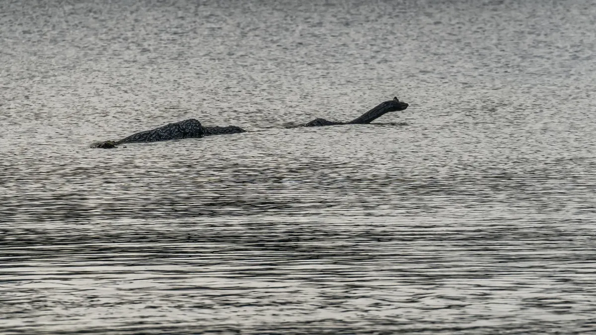 Fénykép a Loch Ness-i szörnyről a tóban