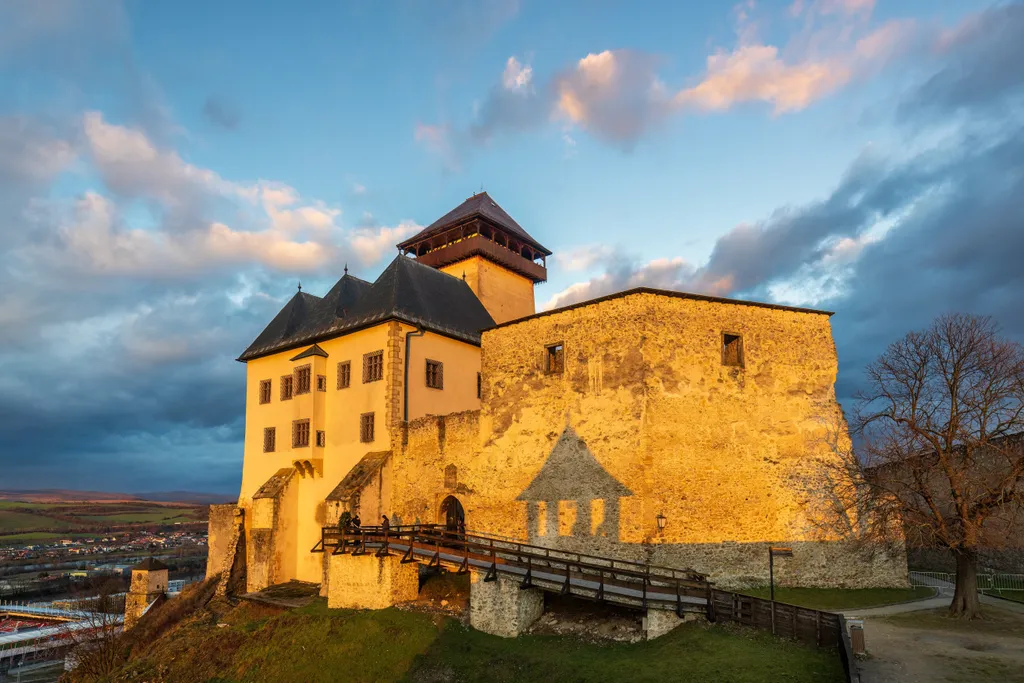 A város fölé magasodó középkori erődítmény Trencsén ikonikus látványossága. Már a XI. században is állt, majd Csák Máté idején lett az oszág egyik legerősebb fellegvára.