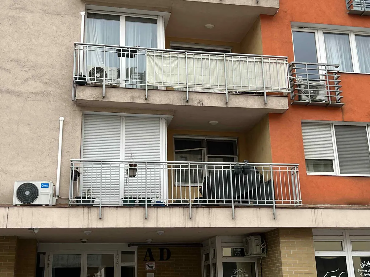 Durva látvány fogadta a ferencvárosi lakókat: koporsó hevert a folyosón.