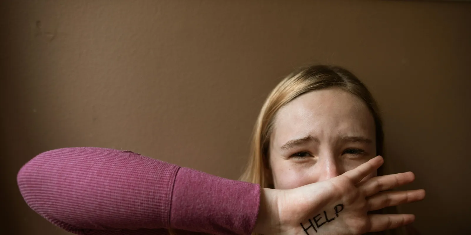 Ájultra erőszakoltak egy tinilányt, borzalom, ki művelte ezt vele