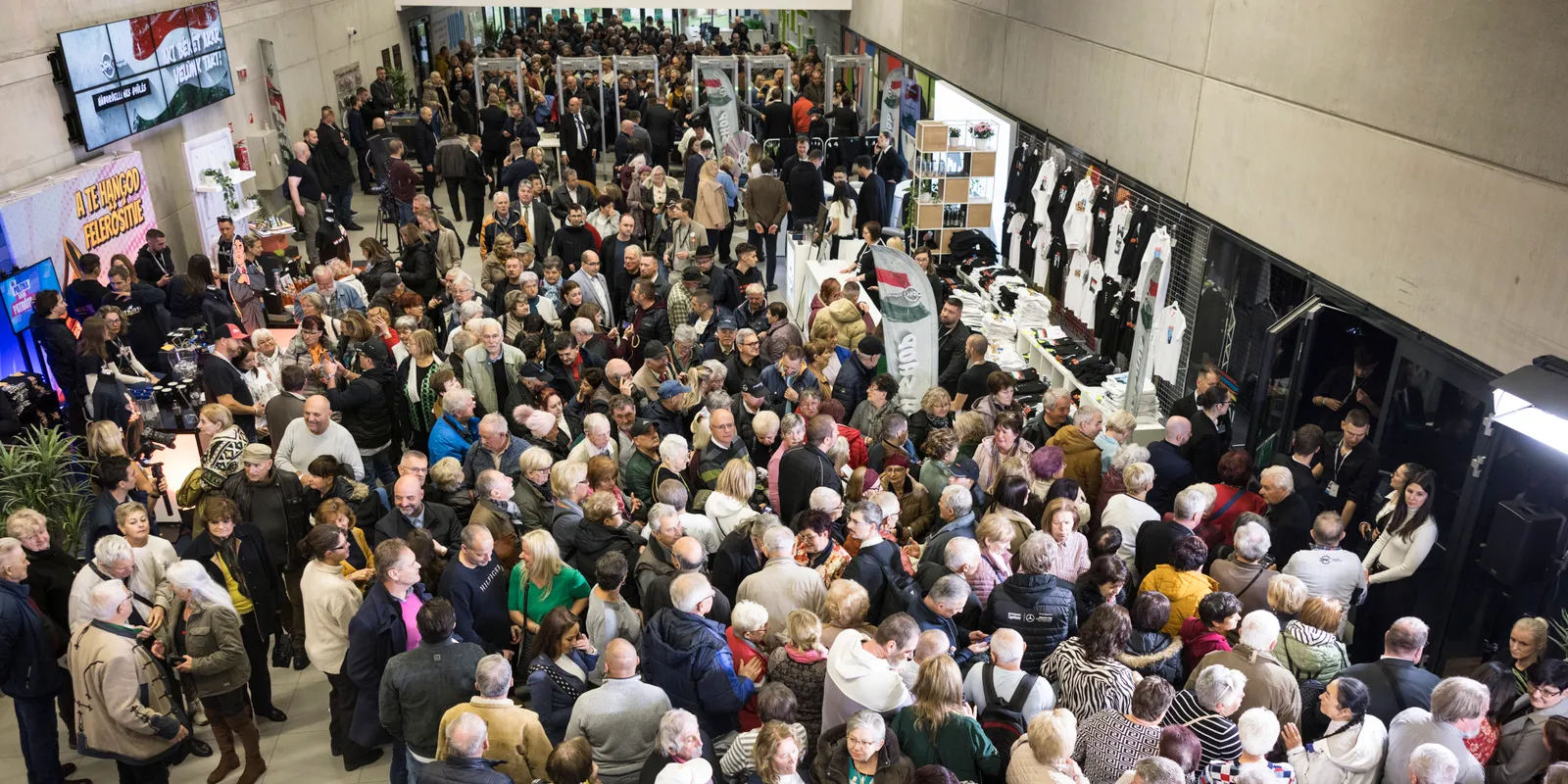 Hömpölyög a tömeg az első Háborúellenes gyűlésen - képek