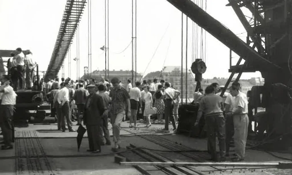 A járókelők birtokba veszik az Erzsébet hidat.