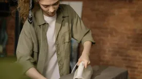 Sokkot kaptak a háziasszonyok: Ettől eltűnnek a barna foltok a vasalóról – senki sem hitte volna!