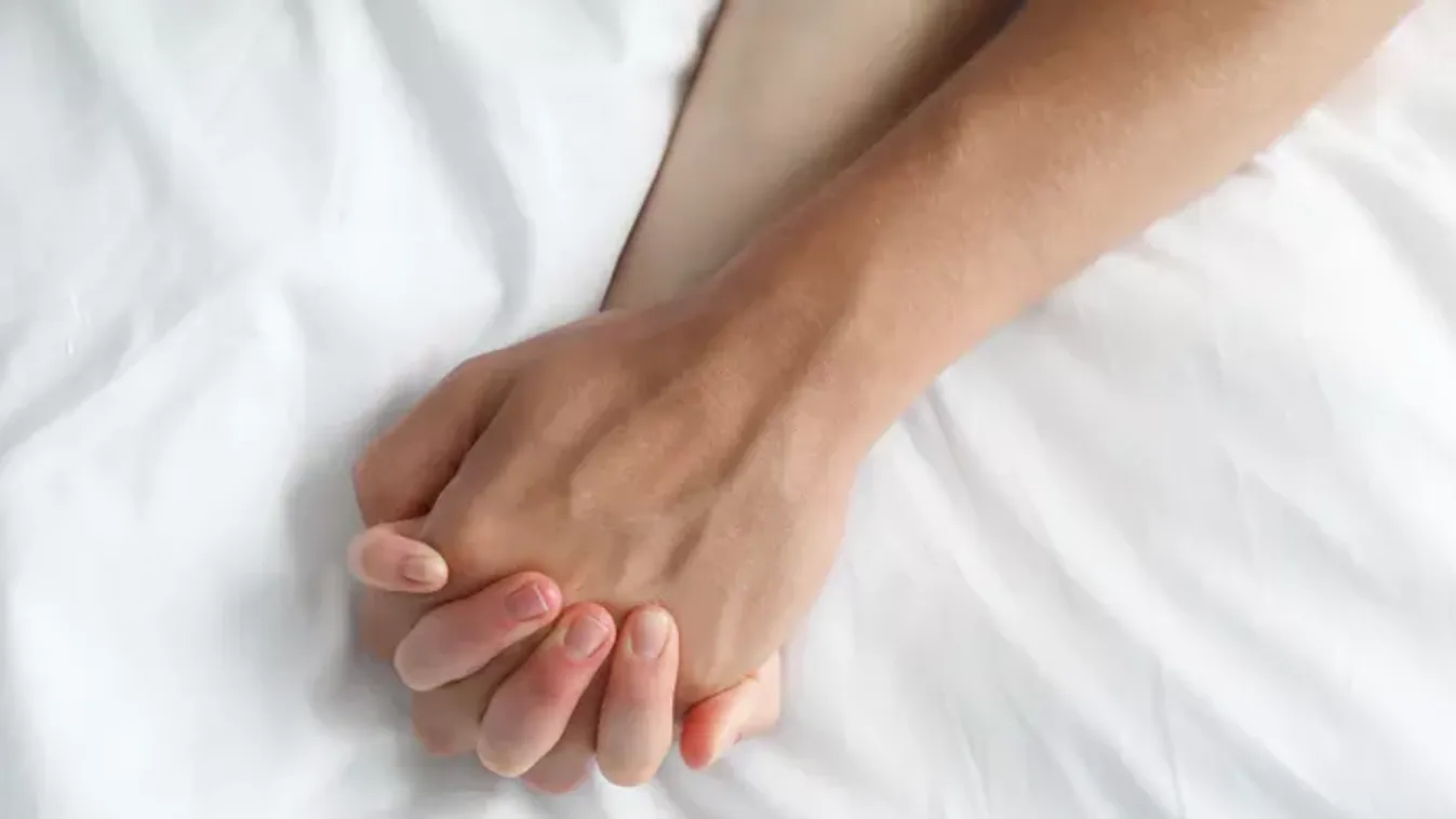 Az utasok előtt esett egymásnak a kéjenc pár: nyilvánosan szexeltek