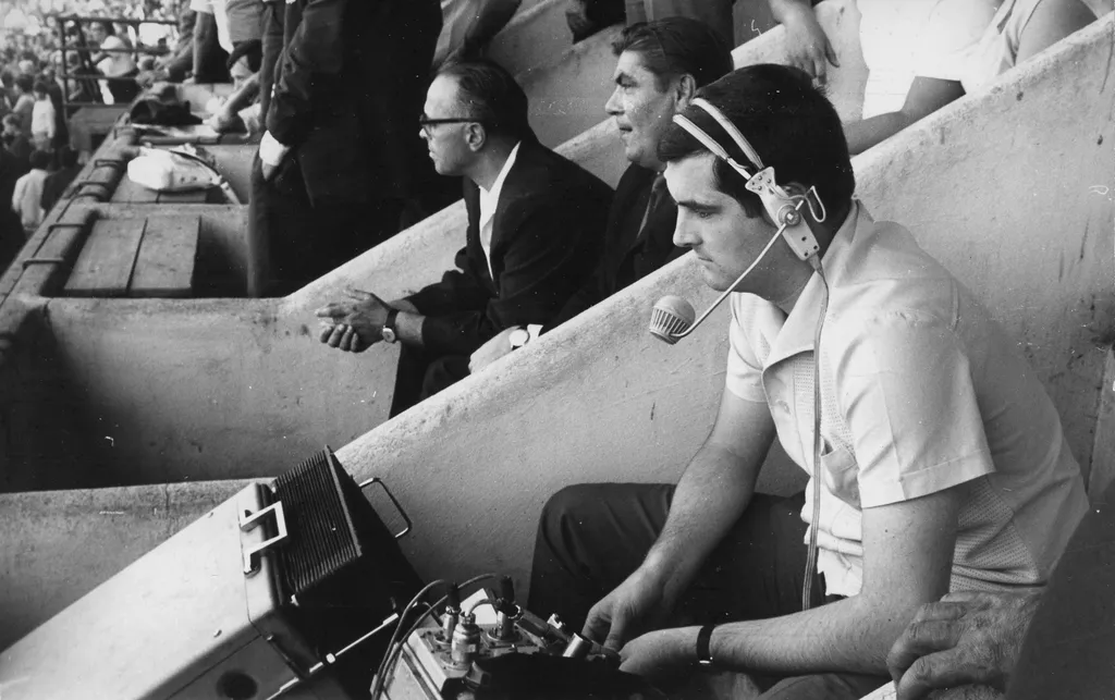 Knézy Jenő hazánk egyik legismertebb sportriportere volt, aki évtizedeken keresztül tudósított a világ legfontosabb sporteseményeiről. Jó estét, jó szurkolást köszöntése ma már szállóige. 2003-ban hunyt el.