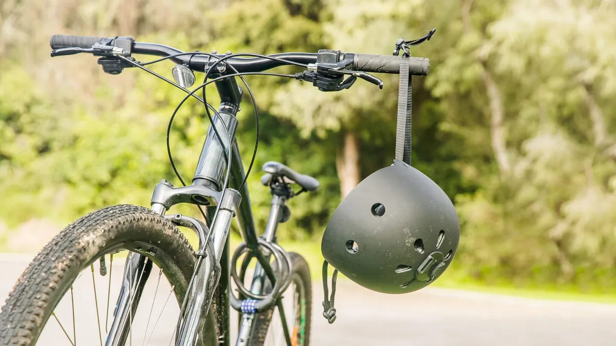 A levegőbe repült a biciklis, ennek kapcsán hívják fel a biztonságos közlekedésre a figyelmet a rendőrök