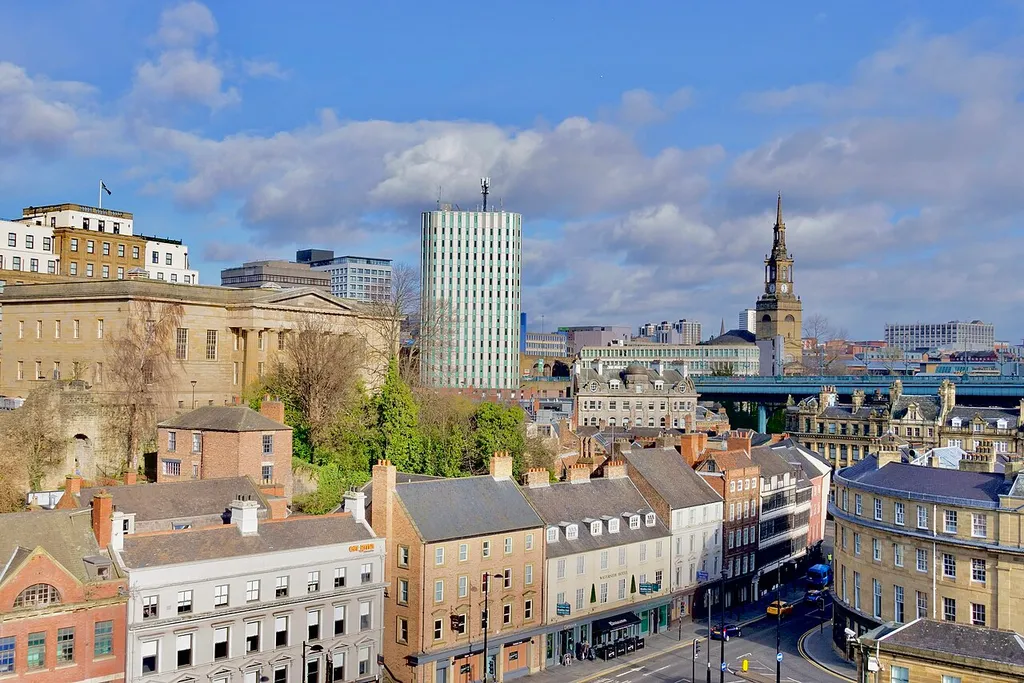 Kilátás a High Level-hídról: a Sandhill Newcastle Upon Tyne Quayside negyedének egy régi utcája, ahol számos történelmi épület található.
