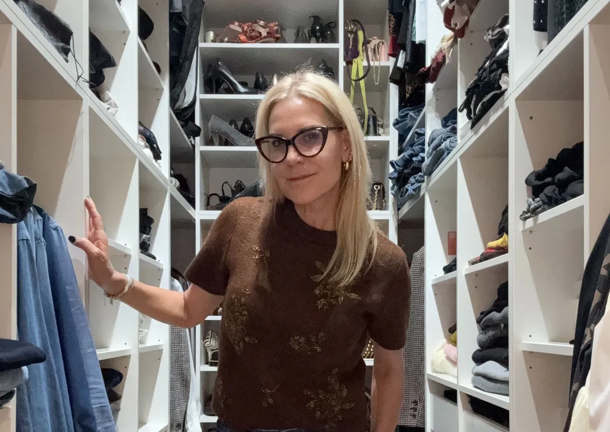 A boltkóros hatalmas cipőgyűjteményével a gardróbjában, tudatos vásárlás eredményeként.