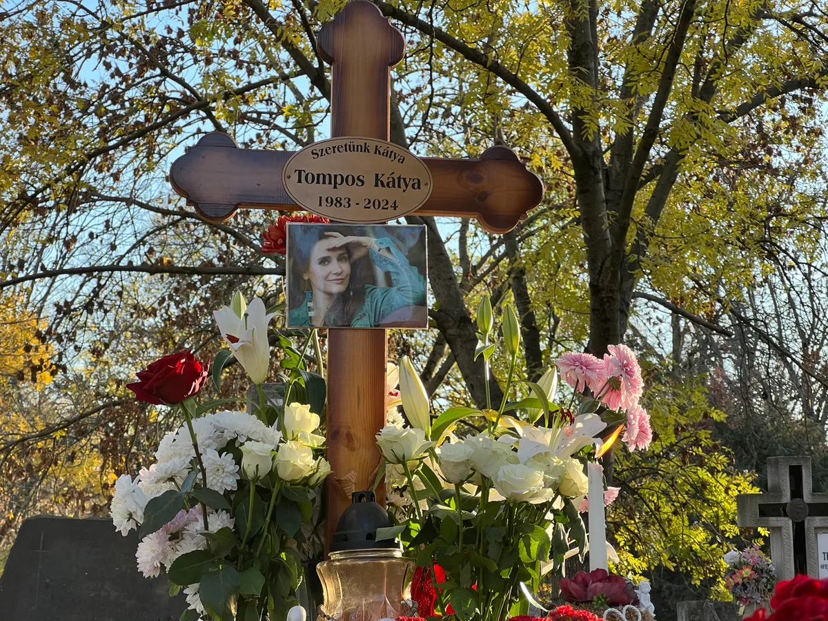 Tompos Kátya is a Farkasréti temetőben nyugszik.