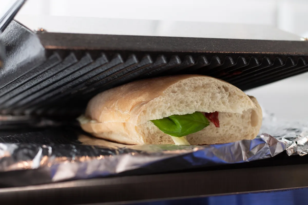 A melegszendvicssütő takarítása nem szükséges, ha alufóliát használsz.