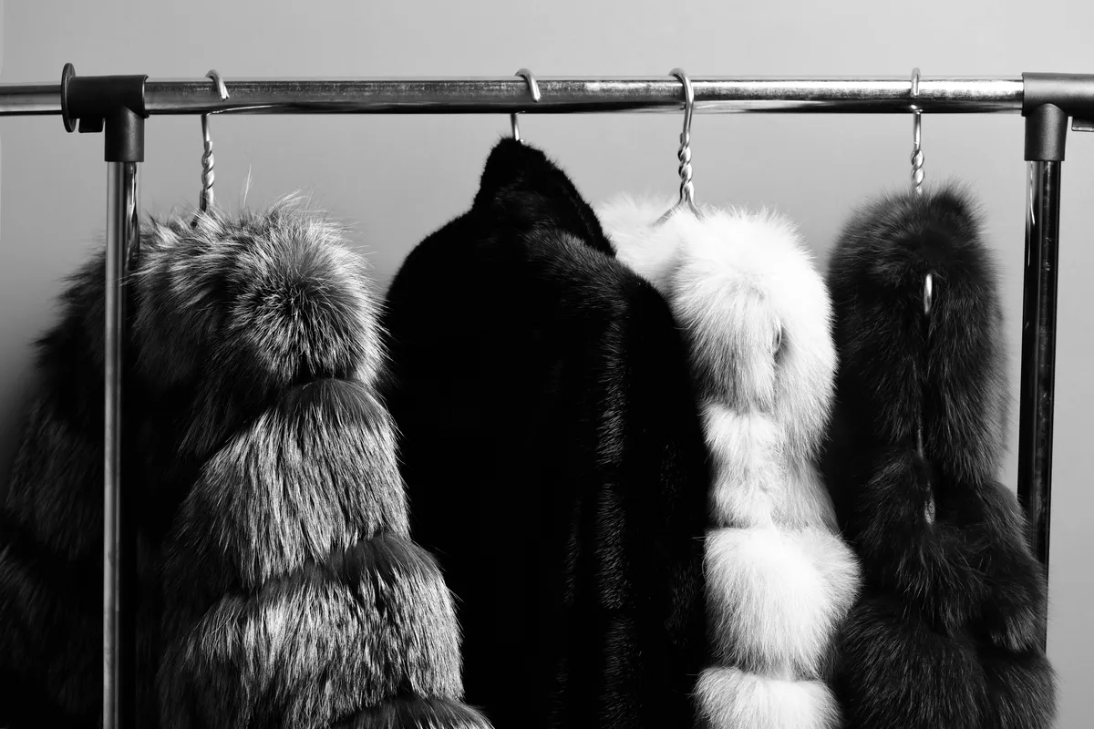 Többféle típusú műszőrme kabát vállfán