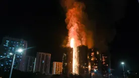 Megrendítő felvételek a lángoló lakóházakról: 13-an nem tudtak kiszabadulni