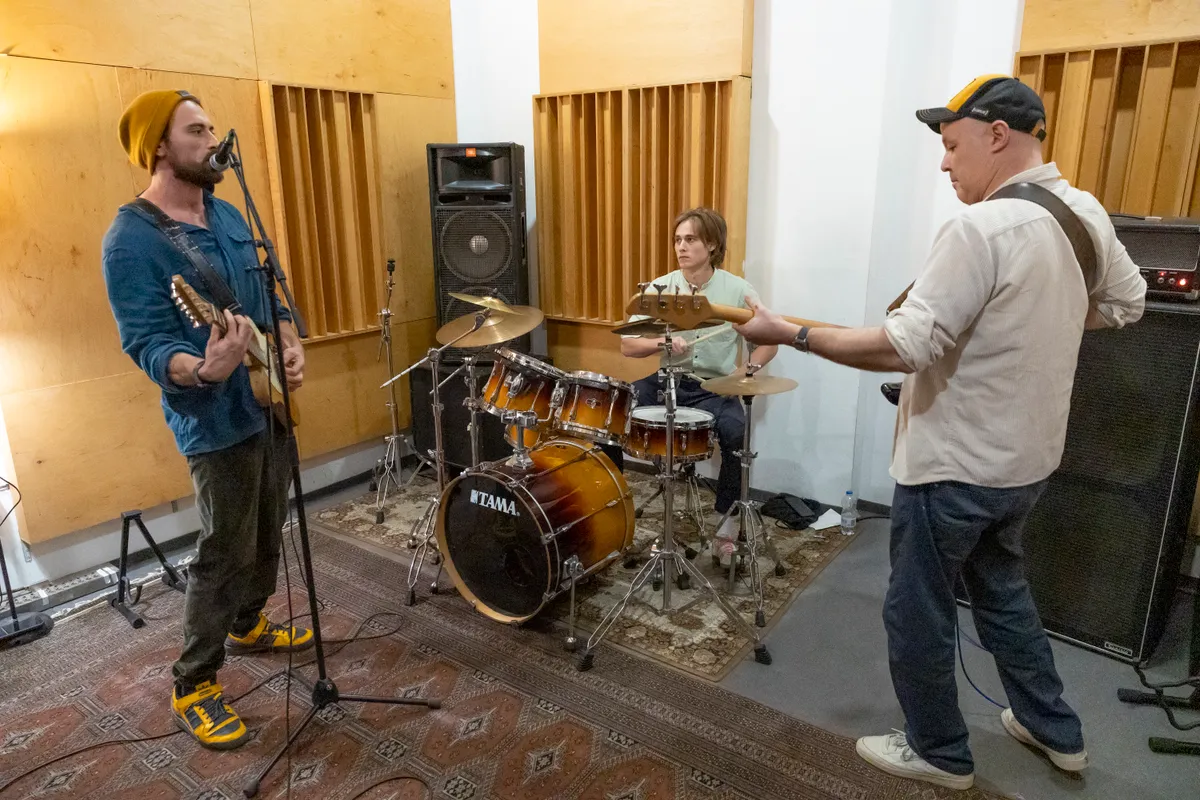 2025.11.05_Meg egy kivánság c filmforgatas_Kádár L. Gellért próbál a filmbeli zenekarával_