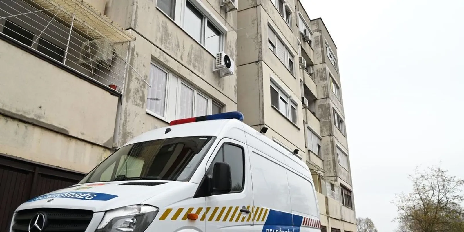 Helyszíni fotók a szolnoki gyilkosságról: egy fiatal nő az áldozat